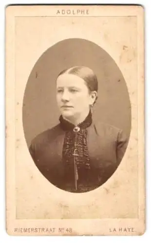 Fotografie Adolphe, La Haye, Rimerstraat 48, J. Visfer v. Erlen im schwarzen Kleid mit Rüschen und Brosche