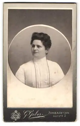 Fotografie G. Gober, Simbach a. Inn, Dultstr. 2, Frau Maria Altanader im weissen Kleid mit hochgestecktem gelockten Haar