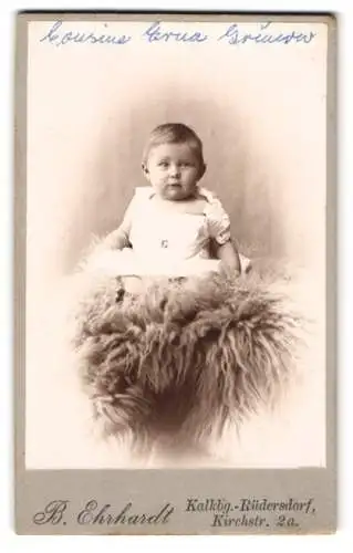 Fotografie B. Ehrhardt, Kalkbg.-Rüdersdorf, Kirchstr. 2a, Cousine Erica Grünow als süsses Baby im weissen Kleid
