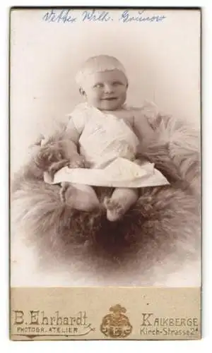 Fotografie B. Ehrhardt, Kalkberge, Kirchstr. 2A, Vetter Wilh. Grünow als Baby im weissen Kleid mit blondem Haar