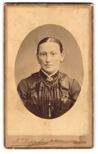 Fotografie J. Deppeler, Zürich, Junge schöne Frau im schwarzen Kleid mit Brosche und Halsketten