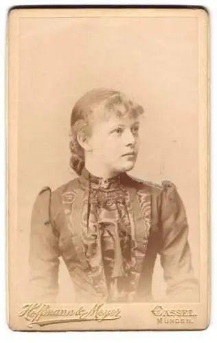 Fotografie Hoffmann & Meyer, Cassel, Mauerstr. 2, Junge schöne Liesel im schwarzen taillierten Kleid mit Brosche