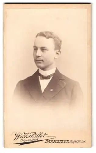 Fotografie Wilh. Pöllot, Darmstadt, Hügelstr. 59, W. Wehrheim im schwarzen Anzug mit Zierfliege und Anstecknadel