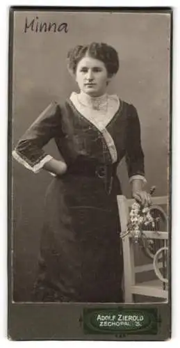 Fotografie Adolf Zierold, Zschopau, Brühl 296, Schöne Frau Minna im schwarzen Kleid mit weisser Spitze und Blütenzweig