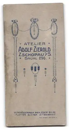 Fotografie Adolf Zierold, Zschopau, Brühl 296, Schöne Frau Minna im schwarzen Kleid mit weisser Spitze und Blütenzweig
