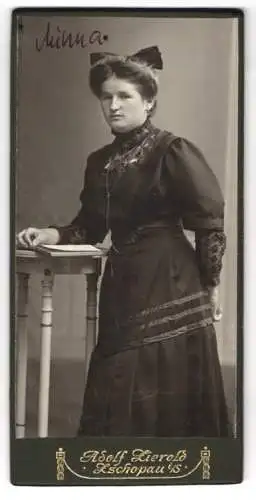 Fotografie Adolf Zierold, Zschopau, Brühl 206, Schöne Minna im schwarzen Kleid mit grosser Schleife im Haar