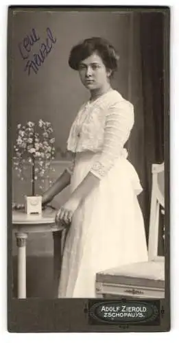 Fotografie Adolf Zierold, Zschopau, Brühl 296, Lene Frenzel im weissen Kleid mit Spitze schaut müde drein