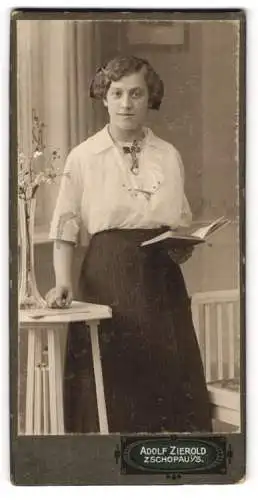 Fotografie Adolf Zierold, Zschopau, Brühl 196, Junge schöne Liska in weisser Bluse und schwarzem Rock mit breiter Brosche
