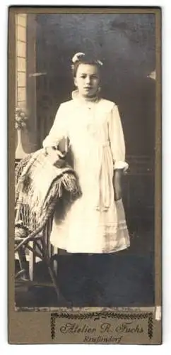 Fotografie R. Fuchs, Reussendorf, Junge Tante Friedl im weissen Kleid mit schleife im Haar und Buch