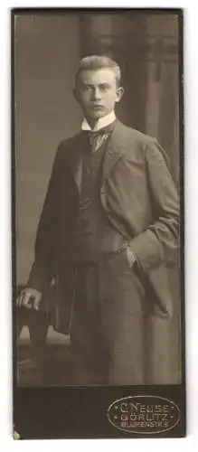 Fotografie C. Neuse, Görlitz, Blumenstr. 8, Adretter junger Emil im dunklen Anzug mit leicht schiefer Krawatte