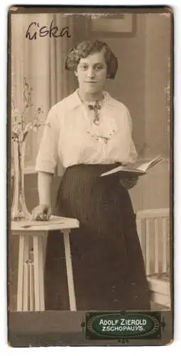 Fotografie Adolf Zierold, Zschopau, Brühl 296, Junge Liska in weisser Bluse mit Brosche und offenem Buch
