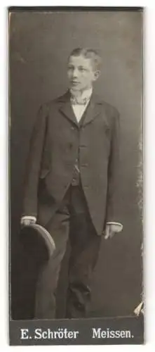 Fotografie E. Schröter, Meissen, Junger Cousin Richard im dunklen Anzug mit Fliege und Hut