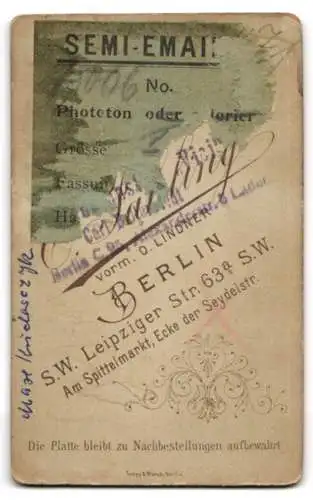 Fotografie E. Faehling, Berlin, Leipziger Str. 63, Junger adretter Mann im hellen Anzug mit Krawatte und Anstecktuch
