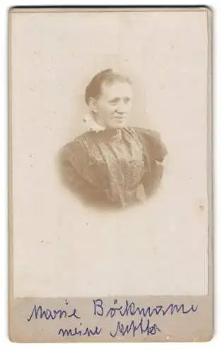 Fotografie unbekannter Fotograf und Ort, Ältere Mutter Marie Börkmann im schwarzen Kleid mit weissen Rüschen am Lächeln