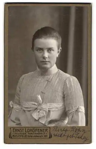 Fotografie Ernst Lohöfener, Bielefeld, Gütersloherstr. 18, Junge Berta Bohmstedt im hellen Kleid mit Schleifen