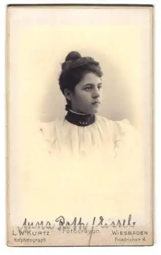 Fotografie L. W. Kurtz, Wiesbaden, Friedrichstr. 4, Junge Anna Roth im weissen Kleid mit schwarzem Kragen