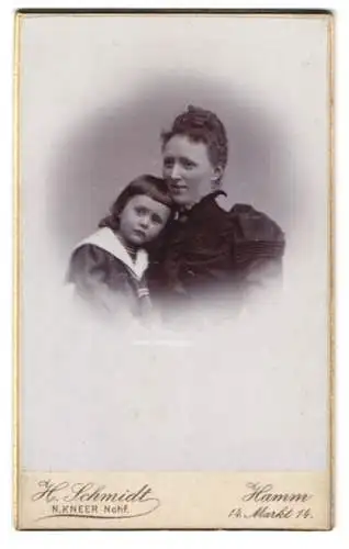 Fotografie H. Schmidt, Hamm, Markt 14, Grossmutter Marie mit kleiner Enkelin auf dem Schoss im schwarzen Kleid
