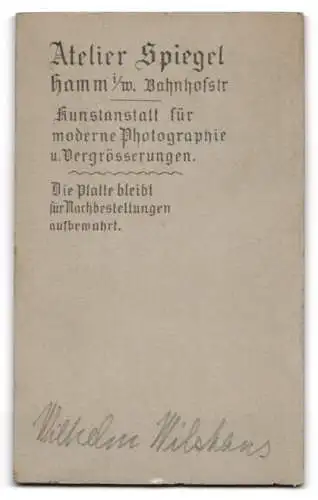 Fotografie Atelier Spiegel, Hamm, Bahnhofstr., Niedlicher Wilhelm Wilshaus im weissen Kleid mit Buch und Brille