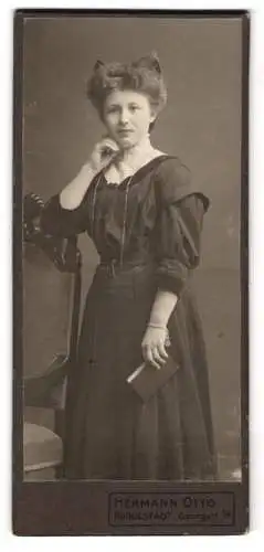 Fotografie Hermann Otto, Rudolstadt, Georgstr. 14, Hanna Abicht im eleganten Kleid mit einer Schleife im Haar