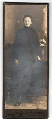 Fotografie Albert Giese, Gransee, Klosterplatz 4, Emma Keme im schwarzen Kleid mit Stehkragen