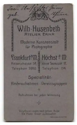 Fotografie Wilh. Husenbeth, Frankfurt a. M., Kaiserstr. 5a, Frau Öberförster Jung im Kleid mit weissen Rüschen