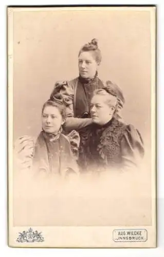 Fotografie Auf. Wilcke, Innsbruck, Rudolfstrasse 1, Drei Frauen in eleganten Kleidern mit Puffärmeln