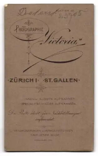 Fotografie Atelier Victoria, Zürich, Limmat-Quai 22, Junger Mann im gestreiften Dreiteiler mit einer kleinen Fliege