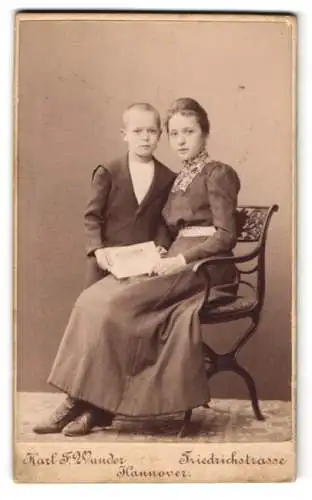 Fotografie Karl F. Wunder, Hannover, Friedrichstr., Bürgerliche Dame mit ihrem Sohn auf einem Stuhl