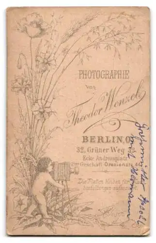 Fotografie Theodor Wenzel, Berlin, Grüner Weg 32, Grossmutter Specht mit dem kleinen Hermann im weissen Gewand