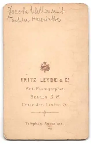 Fotografie Fritz Leyde & Co., Berlin, Unter den Linden 59, Jacoba Hüller im eleganten Kleid mit Töchterchen Henriette