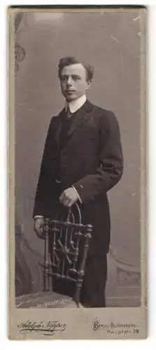 Fotografie Adolph Tepper, Berlin-Schöneberg, Hauptstr. 20, Ludwig Elvers im Anzug mit einer Krawatte