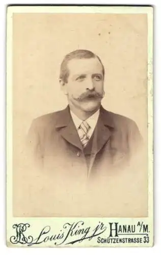Fotografie Louis King jr., Hanau a. M., Schützenstrasse 33, Martin Kunkel im Anzug mit gestreifter Krawatte