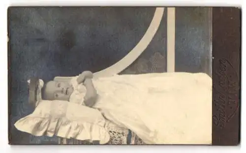 Fotografie Smith Madsen, Ort unbekannt, Ingrid in langen weissen Kleidchen in ihrem Bett