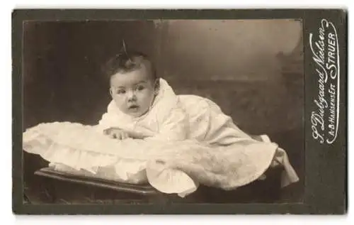 Fotografie S. Dubgaard Nielsen, Struer, Axel Fibiger-Heusitzen, dreieinhalb Monate alt, im weissen Gewand