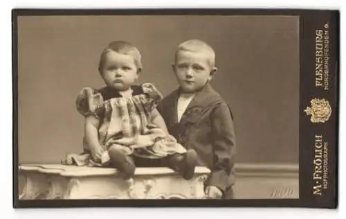 Fotografie M. Frölich, Flensburg, Norderhofenden 9, Peter Henningsen mit seiner kleinen Schwester