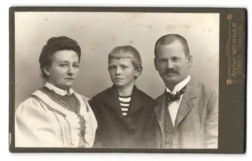 Fotografie E. Werner, Döbeln, Königstr. 6, Emil Lüss mit Ehefrau und Sohn Alfred, im Sonntagsstaat