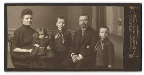Fotografie Atelier Germania, Hagen i. W., Elberfelderstr. 29, Eheleute Keipe mit Kindern Alfred, Willi und Else