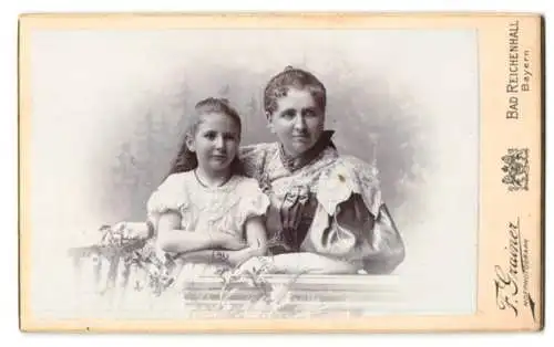Fotografie F. Grainer, Bad Reichenhall, Marie Dannbom im Kleid mit Puffärmeln mit ihrer Tochter im Arm