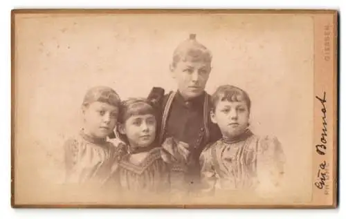Fotografie Philipp Uhl, Giessen, Frankfurterstr. 5, Anna Bonnet mit ihren drei Töchtern in schicken Kleidern