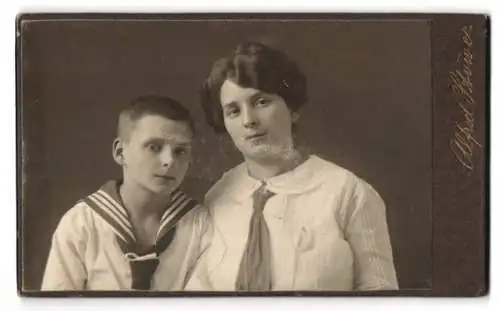 Fotografie Alfred Stöwer, Berlin, Der 9-jährige Willi im Matrosenkostüm mit seiner Mutter