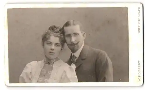 Fotografie W. Höffert, Berlin, Unter den Linden 24, Onkel Fritz mit seiner Frau, Kopf an Kopf in feinster Kleidung