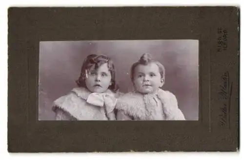 Fotografie Walter Martin, Ilford, High St., George Strut und seine Schwester in warmer Winterkleidung