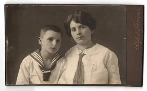 Fotografie Alfred Stöwer, Berlin-Schöneberg, Sedanstr. 1, der 9-jährige Willi im Matrosenoutift mit seiner Mutter