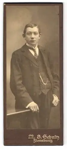 Fotografie M. B. Schultz, Flensburg, Der junge Andersen im dreiteiligen Anzug mir gestreifter Krawatte und Taschenuhr