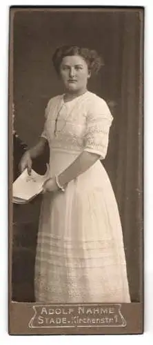 Fotografie Adolf Nahme, Stade, Kirchenstr. 1, Emma Hollander im eleganten weissen Kleid mit einer Zeitschrift