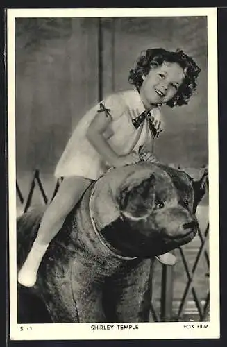 AK Schauspielerin Shirley Temple auf einem Stofftier in einer Filmrolle