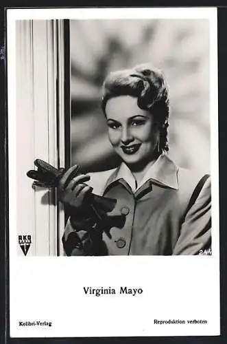 AK Schauspielerin Virginia Mayo steht mit Handschuh im Türrahmen