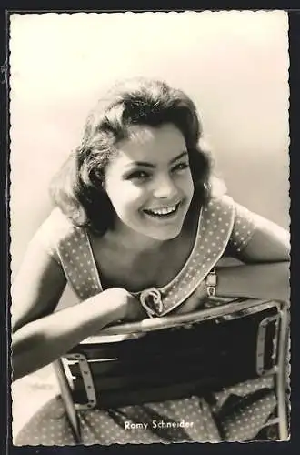 AK Schauspielerin Romy Schneider lehnt sich freundlich über die Stuhllehne
