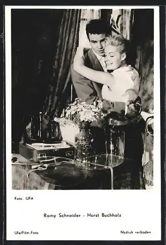 AK Schauspielerin Romy Schneider umarmt Schauspieler Horst Buchholz
