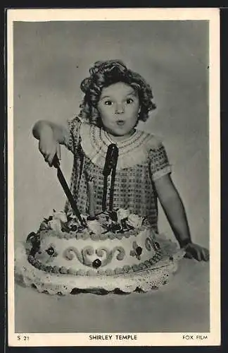 AK Schauspielerin Shirley Temple schneidet einen Geburtstagskuchen an